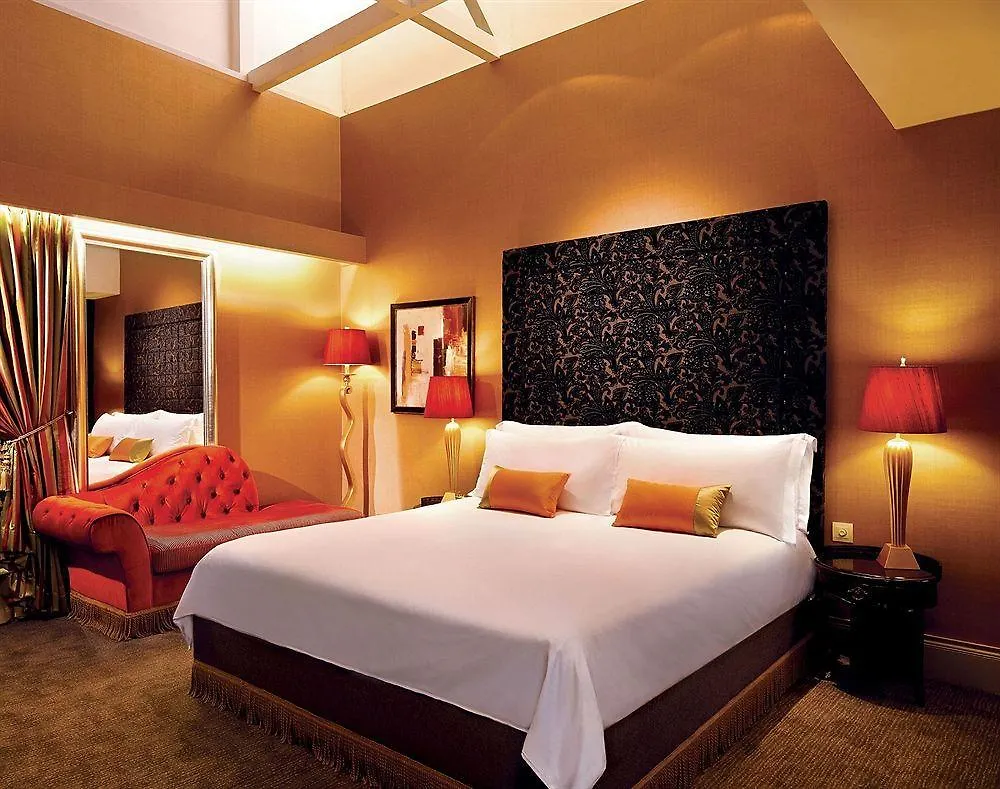 The Scarlet Singapour