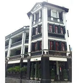 The Scarlet Singapour